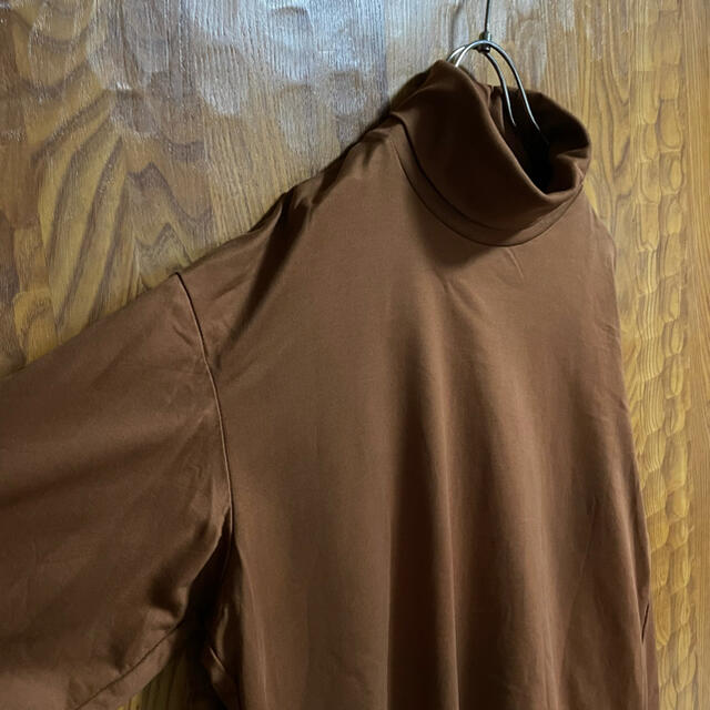 UNIQLO(ユニクロ)のUNIQLO ユニクロ　ハイネック　ロングＴシャツ　茶色 レディースのトップス(Tシャツ(長袖/七分))の商品写真