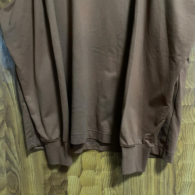 UNIQLO(ユニクロ)のUNIQLO ユニクロ　ハイネック　ロングＴシャツ　茶色 レディースのトップス(Tシャツ(長袖/七分))の商品写真
