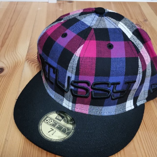 NEW ERA(ニューエラー)の【早い者勝ち値引きUSED美品】NEW ERA × STUSSY 7 3/4 メンズの帽子(キャップ)の商品写真