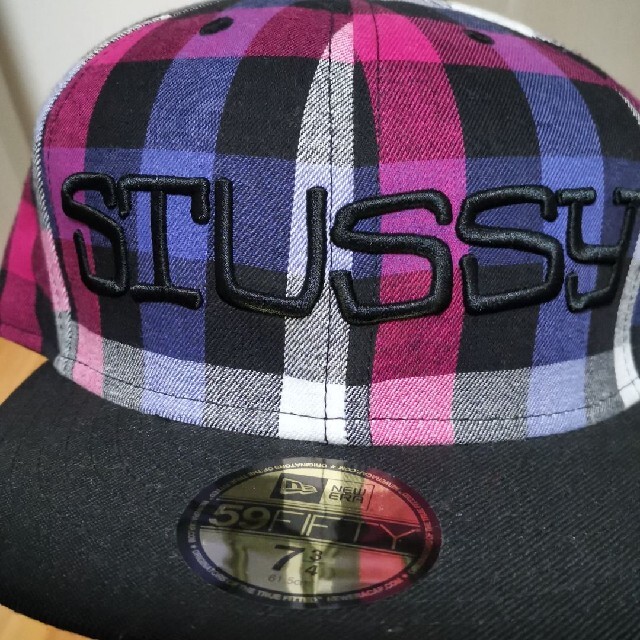 NEW ERA(ニューエラー)の【早い者勝ち値引きUSED美品】NEW ERA × STUSSY 7 3/4 メンズの帽子(キャップ)の商品写真