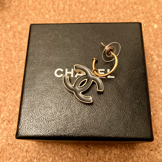 CHANEL - CHANEL フープピアス テテ着用 ジミン着用 片耳の通販 CHANEL - CHANEL フープピアス テテ着用 ジミン着用 片耳の通販