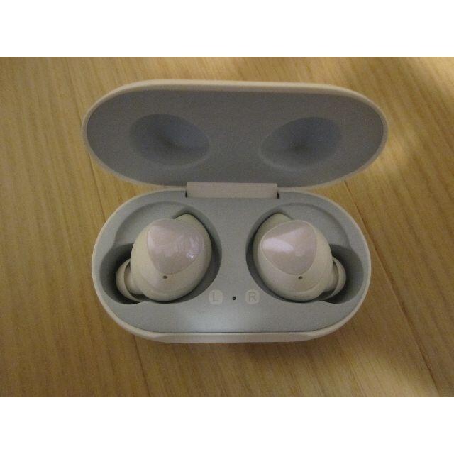 SAMSUNG(サムスン)のSAMSUNG Galaxy Buds WHITE スマホ/家電/カメラのオーディオ機器(ヘッドフォン/イヤフォン)の商品写真