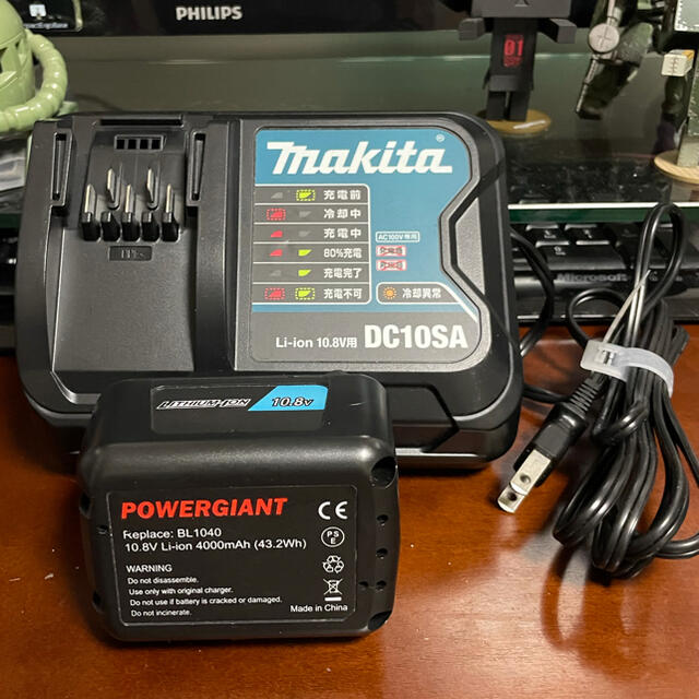 Makita(マキタ)のマキタ充電器　DC10SA、4Aバッテリーセット スマホ/家電/カメラのスマートフォン/携帯電話(バッテリー/充電器)の商品写真