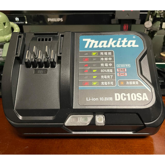 Makita(マキタ)のマキタ充電器　DC10SA、4Aバッテリーセット スマホ/家電/カメラのスマートフォン/携帯電話(バッテリー/充電器)の商品写真