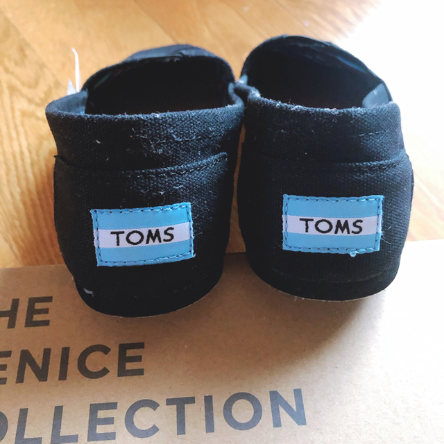 TOMS(トムズ)の【まーちゃん様専用】TOMSスリッポン・サイズ23.5 W6.5 レディースの靴/シューズ(スリッポン/モカシン)の商品写真