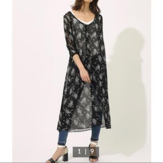 アズールバイマウジー(AZUL by moussy)のアズールバイマウジー　フラワーシフォンガウン　Mサイズ　新品タグ付(カーディガン)