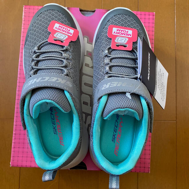 SKECHERS(スケッチャーズ)の新品 ★ SKECHERS ★ スケッチャーズ スニーカー / グレー 女の子 キッズ/ベビー/マタニティのキッズ靴/シューズ(15cm~)(スニーカー)の商品写真