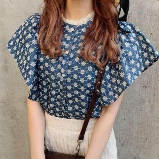 ザラ(ZARA)の【Ｍ】ZARA 刺繍入りデニムトップス (シャツ/ブラウス(半袖/袖なし))