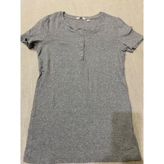 ユニクロ(UNIQLO)のグレーのシャツ(Tシャツ/カットソー(半袖/袖なし))