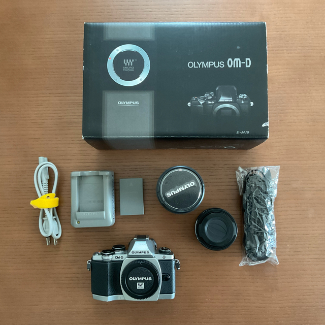 OLYMPUS(オリンパス)のOLYMPUS OM−D E−M10 OM-D E-M10 SILVER スマホ/家電/カメラのカメラ(ミラーレス一眼)の商品写真