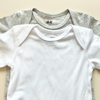 エイチアンドエム(H&M)の新品！H&M 半袖ボディスーツ 70𝚜𝚒𝚣𝚎×2枚(肌着/下着)