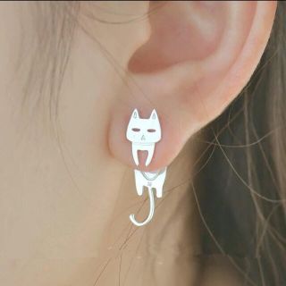 L6【大人気】可愛いぐったり猫と小さな魚ピアス❣️純銀製　S925(ピアス)