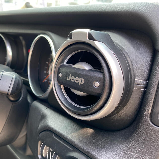 Jeep(ジープ)のJeep wrangler JL 純正ドリンクホルダー 自動車/バイクの自動車(車内アクセサリ)の商品写真