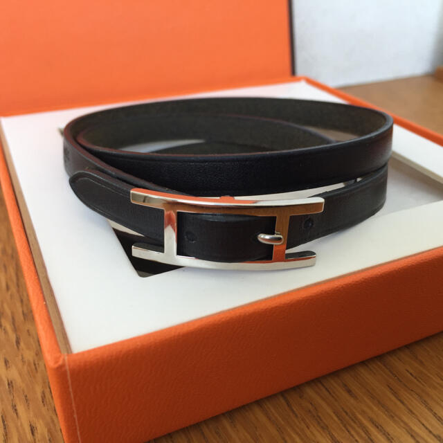 Hermes(エルメス)のHERMES  ビーアピ　レザーブレスレット　チョーカー　黒シルバー レディースのアクセサリー(ブレスレット/バングル)の商品写真