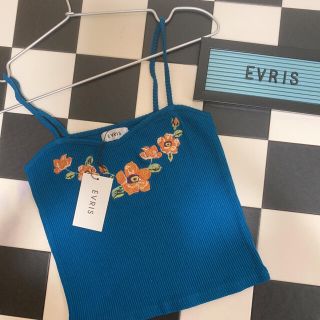 エヴリス(EVRIS)の新品タグ付き EVRIS フラワーエンブロイダリーキャミ 刺繍 ターコイズ(キャミソール)