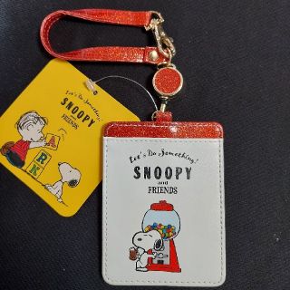 スヌーピー(SNOOPY)のSNOOPY　パスケース　リール付き　赤ラメ(パスケース/IDカードホルダー)