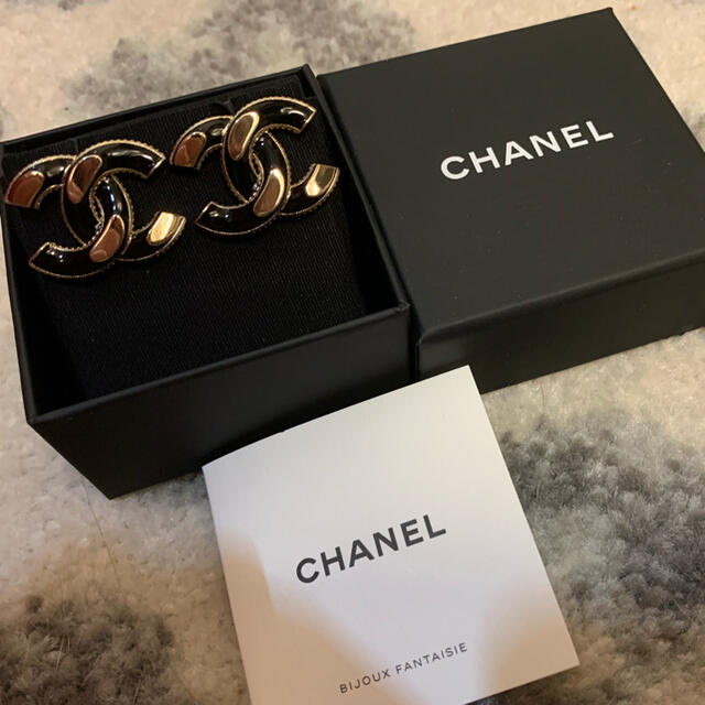 レビュー高評価のおせち贈り物 CHANEL ロゴ ピアス 今季物 【期間限定