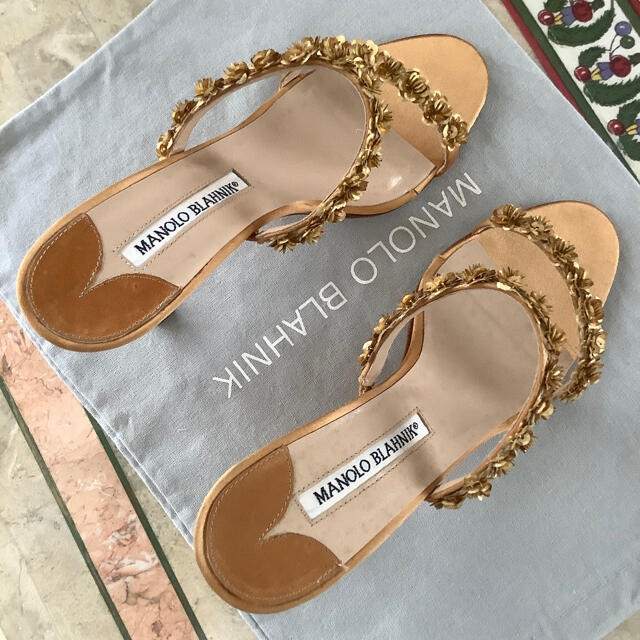 MANOLO BLAHNIK(マノロブラニク)の良品!憧れのマノロブラニク バラモチーフストラップ  ゴールドサテン地 22㎝ レディースの靴/シューズ(サンダル)の商品写真