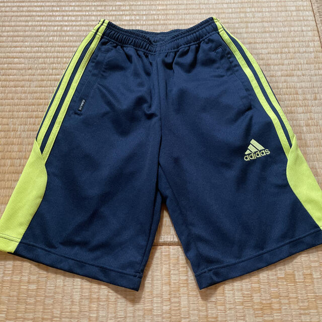 adidas(アディダス)のadidasハーフパンツ　150 キッズ/ベビー/マタニティのキッズ服男の子用(90cm~)(パンツ/スパッツ)の商品写真