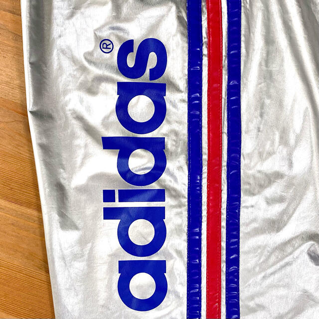 adidas(アディダス)のadidas アディダス 90s シルバー ナイロン トラックパンツ 日本製 メンズのパンツ(その他)の商品写真