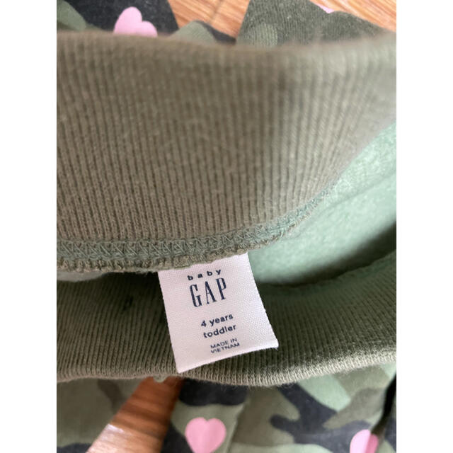 GAP Kids(ギャップキッズ)のGAP ハート迷彩柄　裏起毛ズボン　100センチ キッズ/ベビー/マタニティのキッズ服女の子用(90cm~)(パンツ/スパッツ)の商品写真