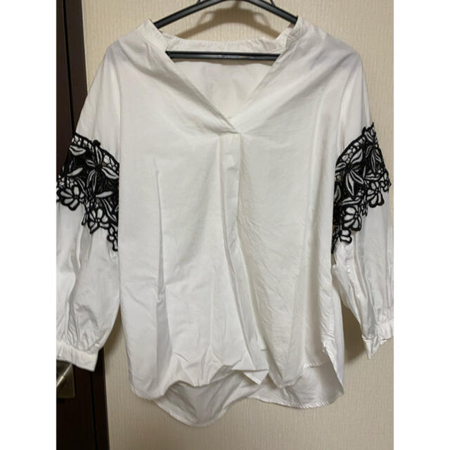 GU(ジーユー)のGU 白シャツ 黒花の刺繍 レディースのトップス(Tシャツ(長袖/七分))の商品写真