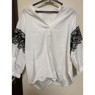 ジーユー(GU)のGU 白シャツ 黒花の刺繍(Tシャツ(長袖/七分))