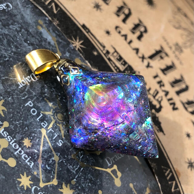 ファイアオパールの光を集めて　宇宙レジン蓄光オルゴナイトネックレス ハンドメイドのアクセサリー(ネックレス)の商品写真