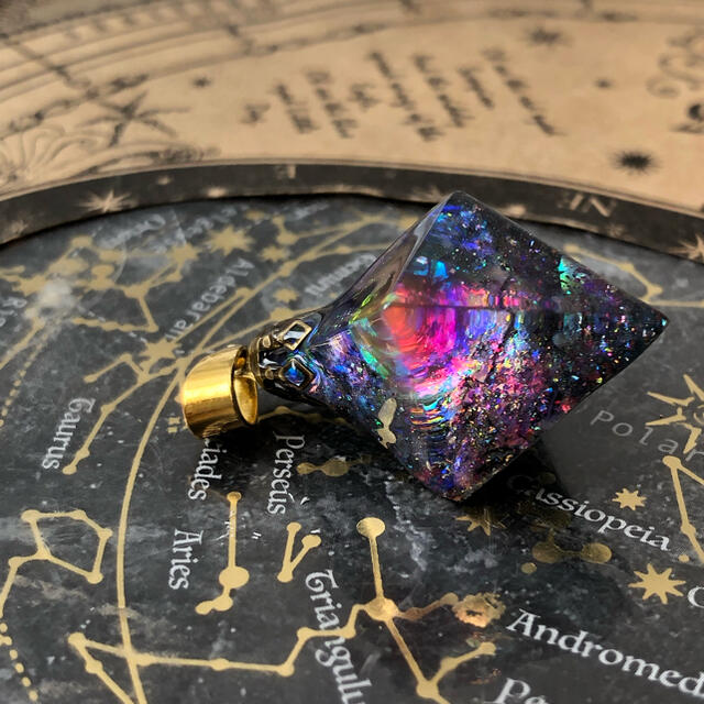 ファイアオパールの光を集めて 宇宙レジン蓄光オルゴナイト ファイアオパールの光を集めて 宇宙レジン蓄光オルゴナイト