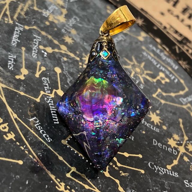 ファイアオパールの光を集めて　宇宙レジン蓄光オルゴナイトネックレス ハンドメイドのアクセサリー(ネックレス)の商品写真