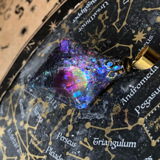 ファイアオパールの光を集めて 宇宙レジン蓄光オルゴナイト ファイアオパールの光を集めて 宇宙レジン蓄光オルゴナイト