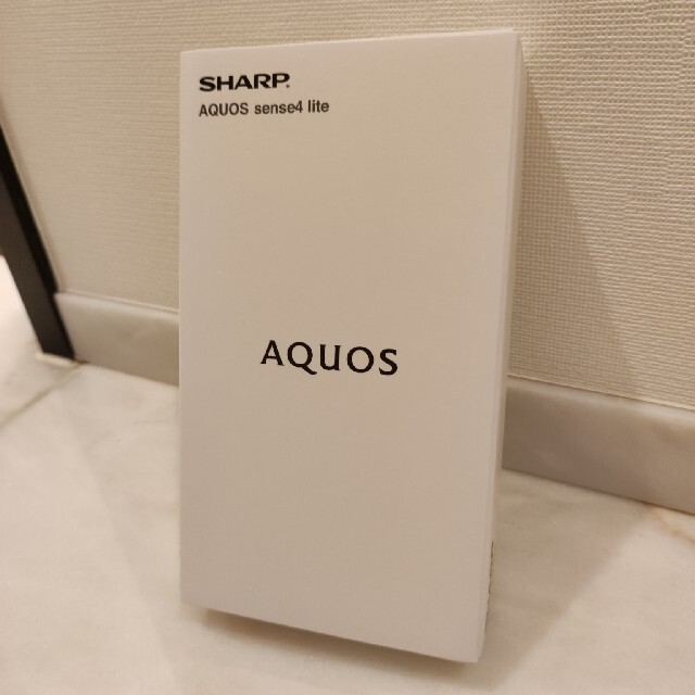 AQUOS(アクオス)の〈新品未使用〉AQUOS sense4 lite ブラック本体 スマホ/家電/カメラのスマートフォン/携帯電話(スマートフォン本体)の商品写真