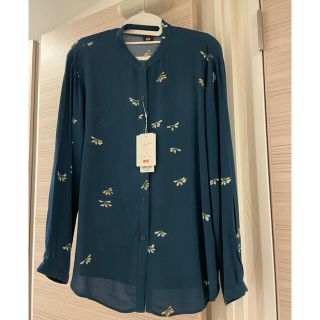 ユニクロ(UNIQLO)のレーヨンジョーゼットプリントバンドカラーシャツ（長袖）M(シャツ/ブラウス(長袖/七分))