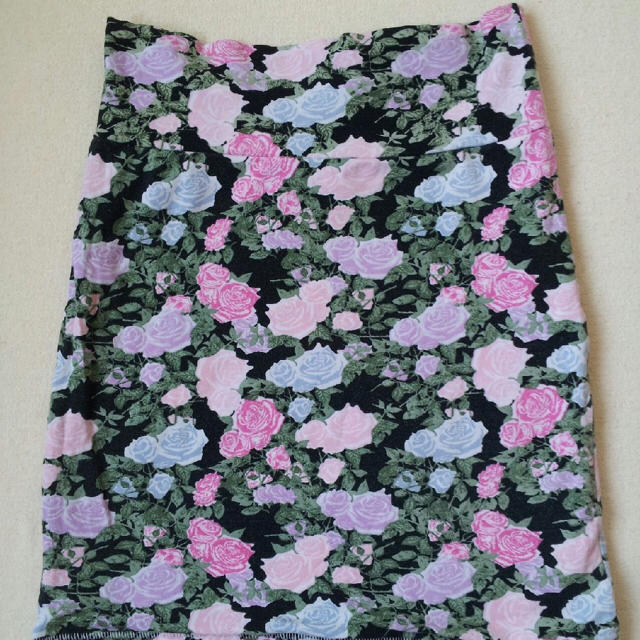 FOREVER 21(フォーエバートゥエンティーワン)の花柄タイトスカートミニs美ラインボトムスFOREVER21アメリカ レディースのスカート(ミニスカート)の商品写真