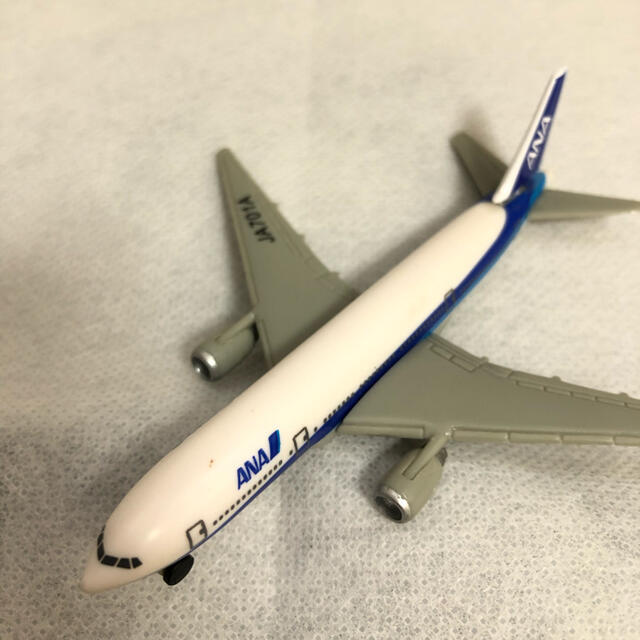 ANA(全日本空輸)(エーエヌエー(ゼンニッポンクウユ))のANA   JA701A   ミニモデルプレーン エンタメ/ホビーのおもちゃ/ぬいぐるみ(模型/プラモデル)の商品写真