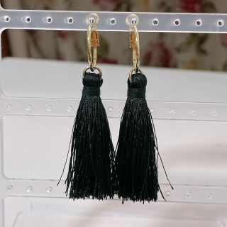 エイチアンドエム(H&M)のH＆M♡ブラックタッセル ピアス(ピアス)