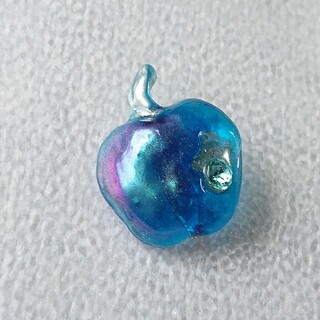 No.93  幸せの青いリンゴ  ブローチ  スワロフスキー使用  りんご 林檎(コサージュ/ブローチ)