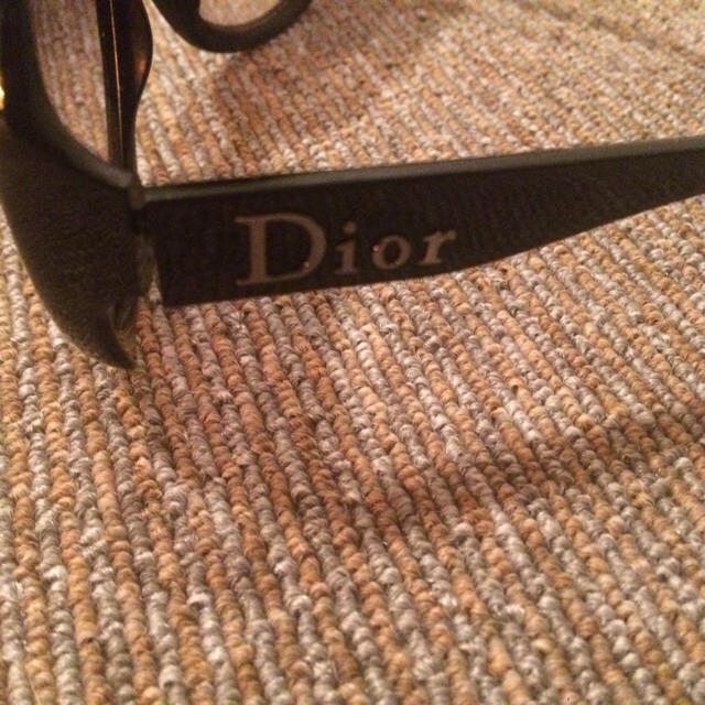 Dior(ディオール)の箱は汚れてますが、サングラス自体は綺麗です  レディースのレディース その他(その他)の商品写真