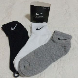 ナイキ(NIKE)の【新品】三足三色組 NIKE ナイキ レディース メンズ  靴下 23～25cm(ソックス)