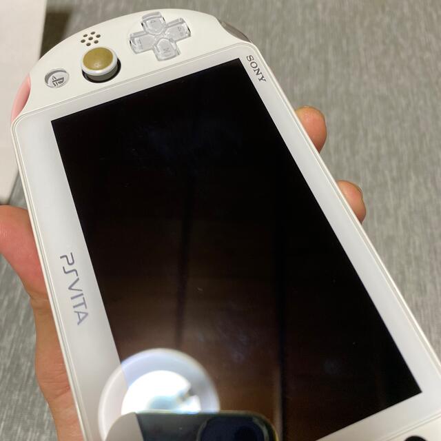 PlayStation Vita(プレイステーションヴィータ)のSONY PlayStationVITA 本体  PCH-2000 ZA19 エンタメ/ホビーのゲームソフト/ゲーム機本体(携帯用ゲーム機本体)の商品写真