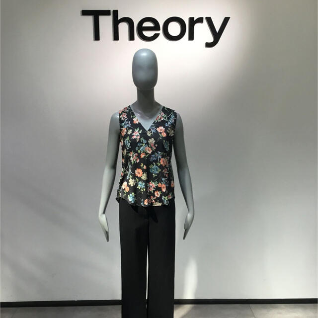 theory(セオリー)のセオリー　theory フラワープリント　ブラウス　試着のみ レディースのトップス(シャツ/ブラウス(半袖/袖なし))の商品写真