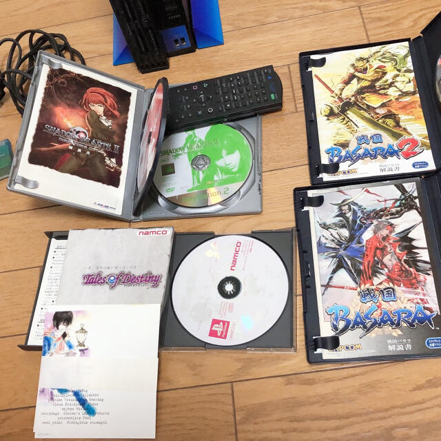 PlayStation2(プレイステーション2)のps2本体とソフト4つ　おまけ付き エンタメ/ホビーのゲームソフト/ゲーム機本体(家庭用ゲーム機本体)の商品写真