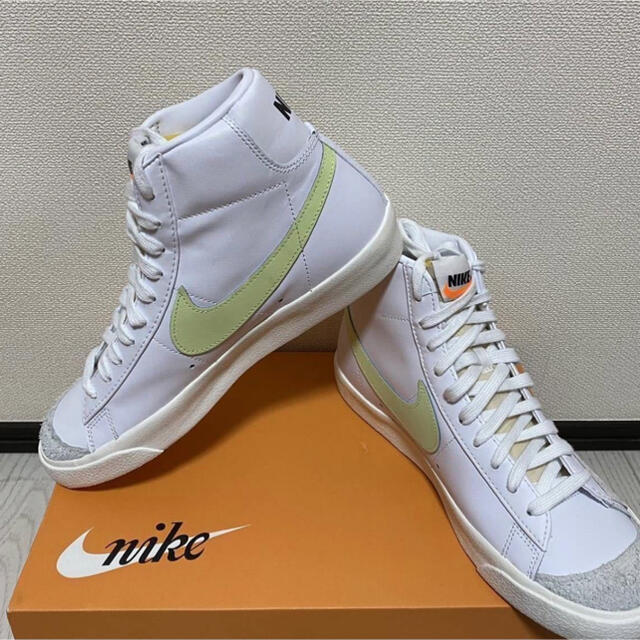 NIKE(ナイキ)の新品NIKEWMNSBLAZERMID77ナイキウィメンズブレーザー23.5 レディースの靴/シューズ(スニーカー)の商品写真