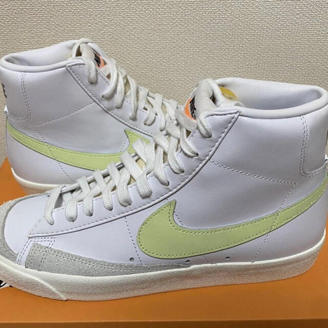 NIKE(ナイキ)のNIKEWMNSBLAZERMID77ナイキウィメンズブレーザー24.0 レディースの靴/シューズ(スニーカー)の商品写真