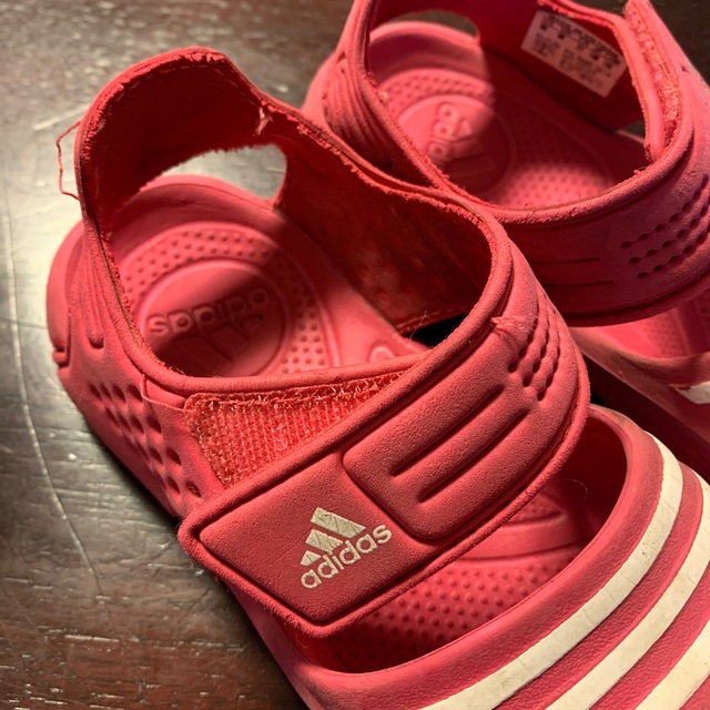 adidas(アディダス)の【7a2様専用】アディダス　サンダル　ピンク　16cm キッズ/ベビー/マタニティのキッズ靴/シューズ(15cm~)(サンダル)の商品写真