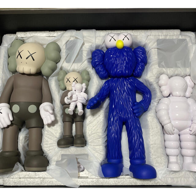 MEDICOM TOY(メディコムトイ)のKAWS FAMILY brown/blue/white エンタメ/ホビーのおもちゃ/ぬいぐるみ(キャラクターグッズ)の商品写真