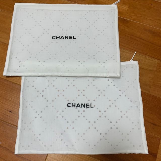 CHANEL(シャネル)のケリーちゃん様専用シャネル正規 シルクカメリア2個と袋4枚 レディースのアクセサリー(ブローチ/コサージュ)の商品写真