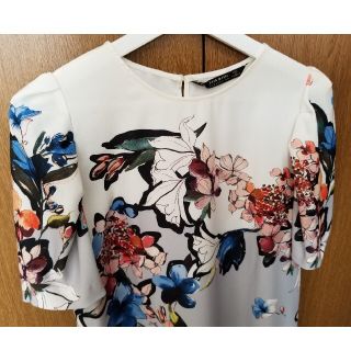 ザラ(ZARA)の【美品】ZARA　花柄パフスリーブ　ワンピース　Lサイズ(ひざ丈ワンピース)