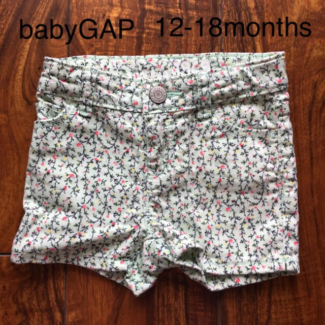 babyGAP(ベビーギャップ)の【ベビーギャップ】小花柄デニムショートパンツ キッズ/ベビー/マタニティのベビー服(~85cm)(パンツ)の商品写真