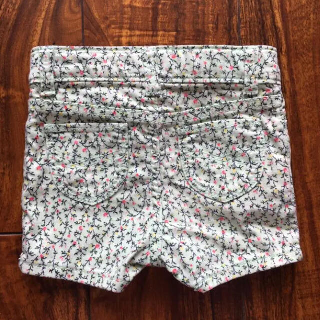 babyGAP(ベビーギャップ)の【ベビーギャップ】小花柄デニムショートパンツ キッズ/ベビー/マタニティのベビー服(~85cm)(パンツ)の商品写真